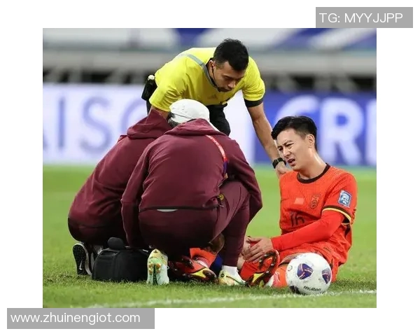 足球明星鞋后跟剪破意外事件引发的关注与讨论